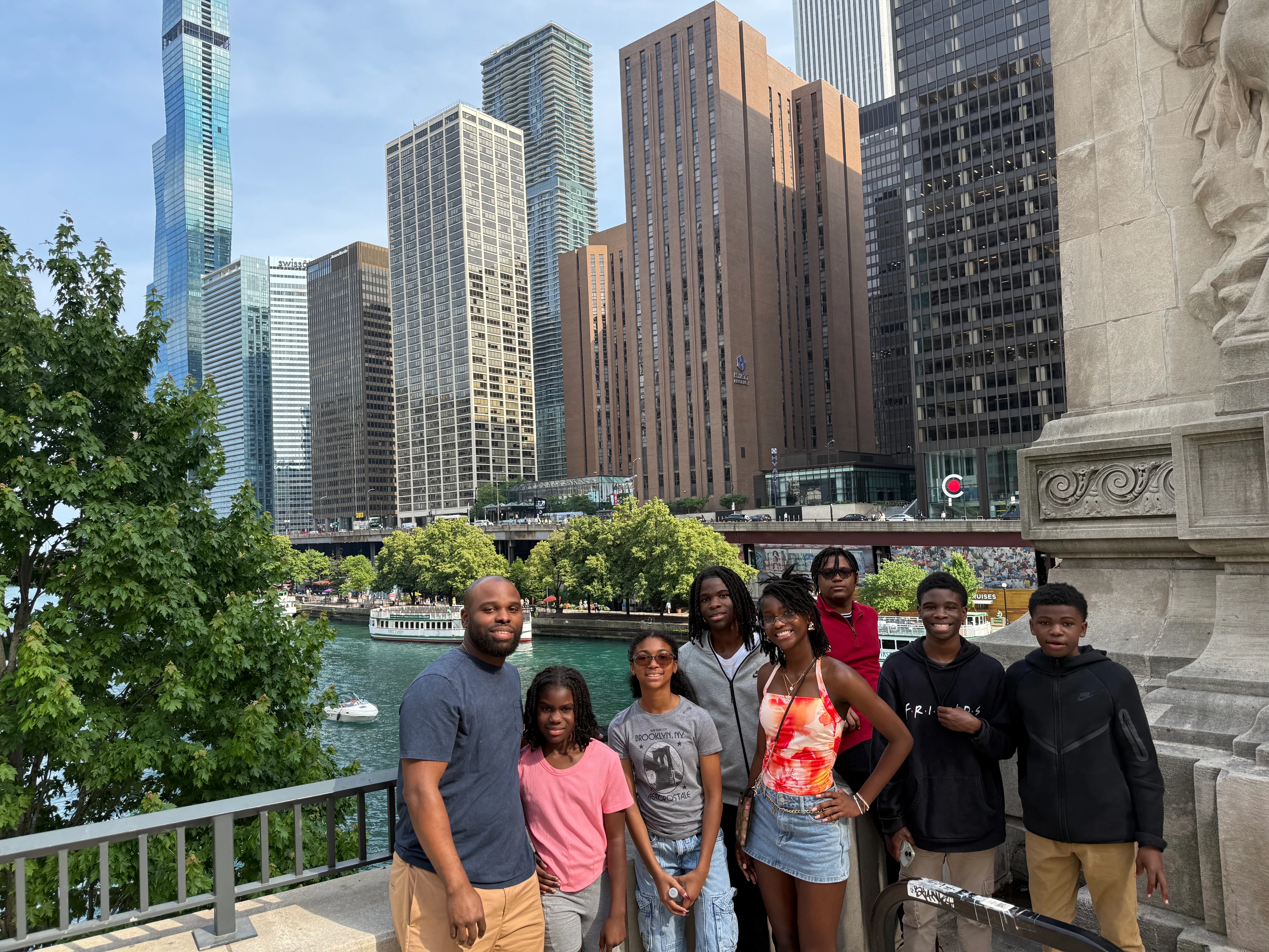 Jugador explorando Chicago con Questo