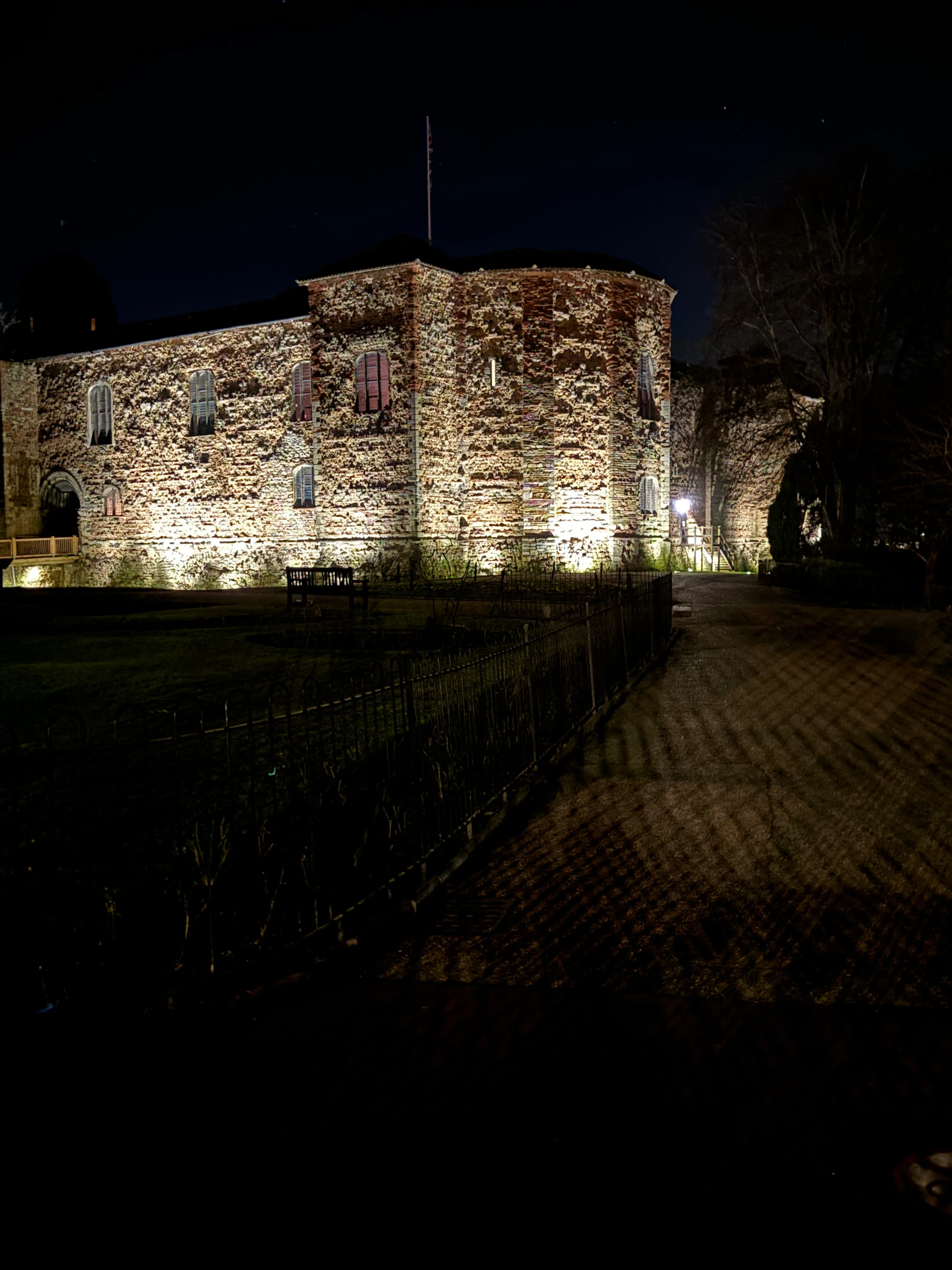 Jucător explorând Colchester cu Questo