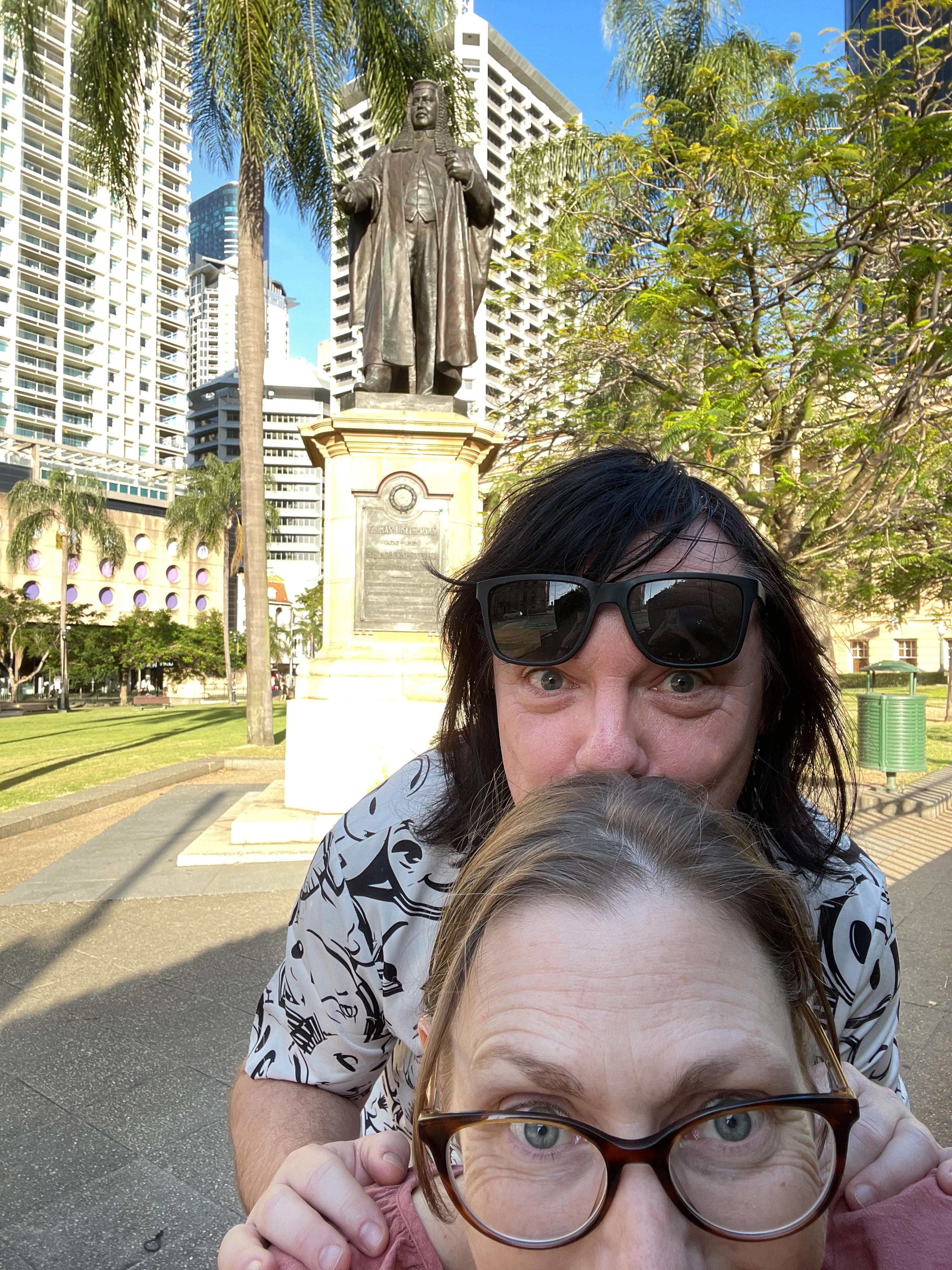 Spieler erkundet Brisbane mit Questo