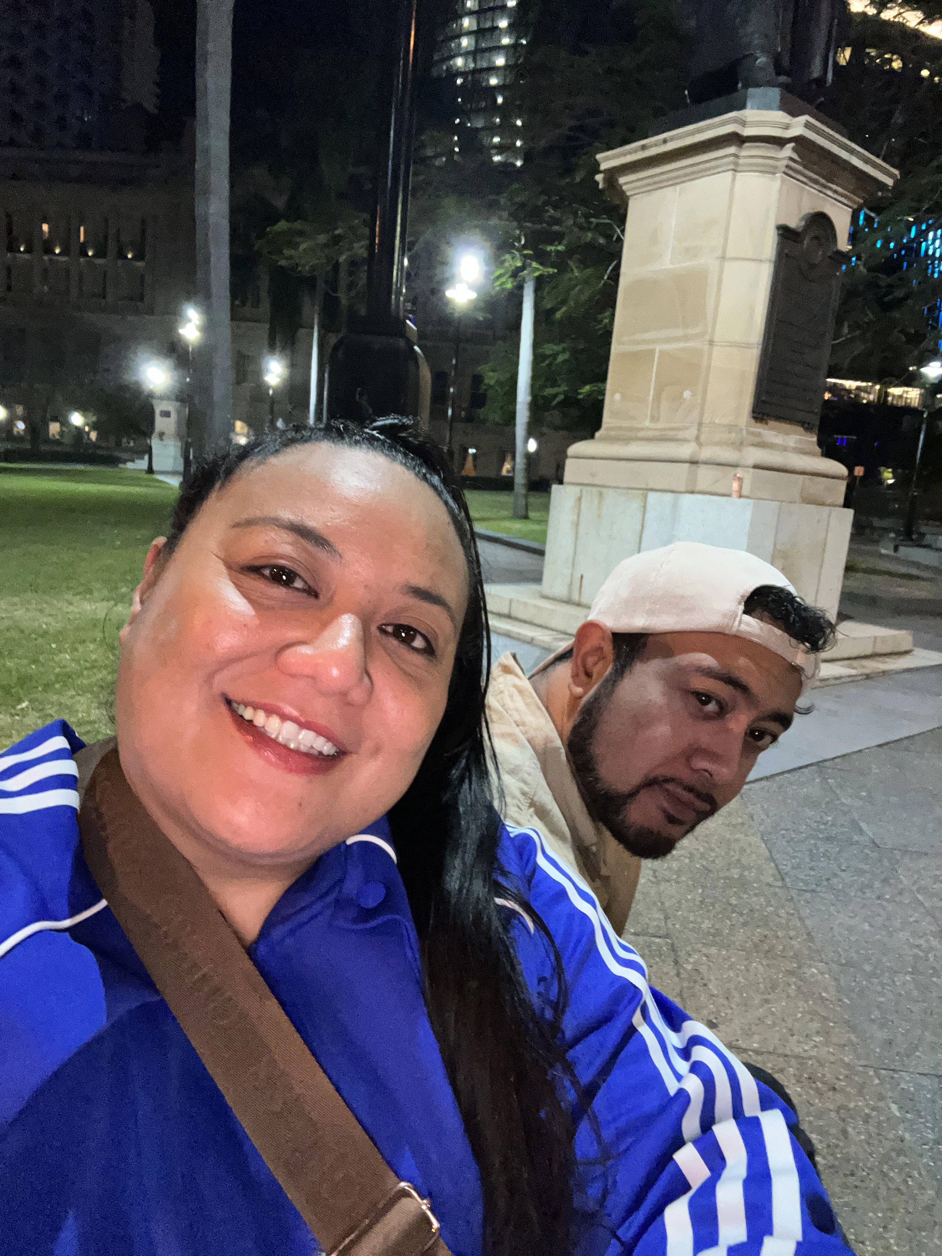 Spieler erkundet Brisbane mit Questo