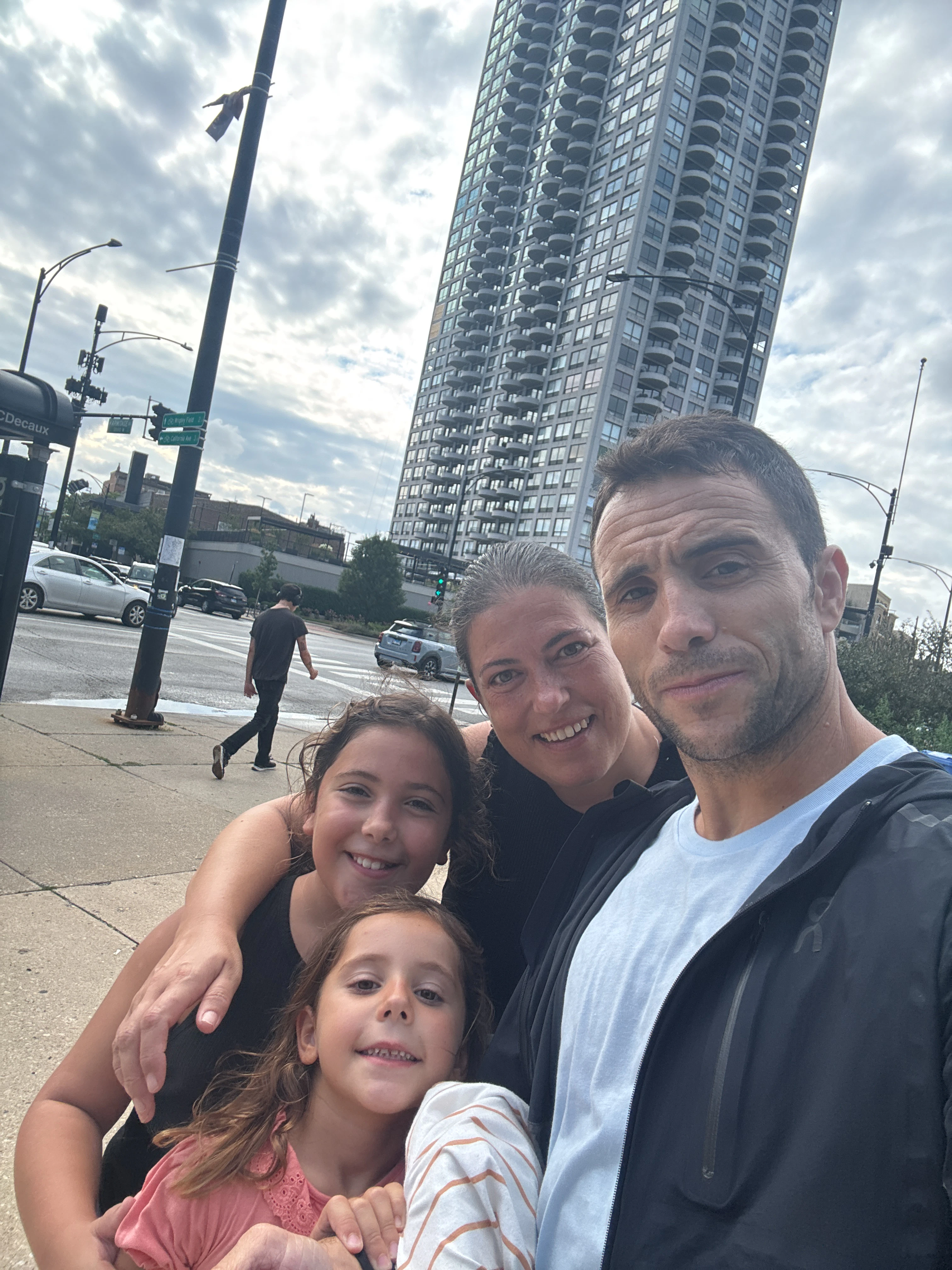 Jugador explorando Chicago con Questo