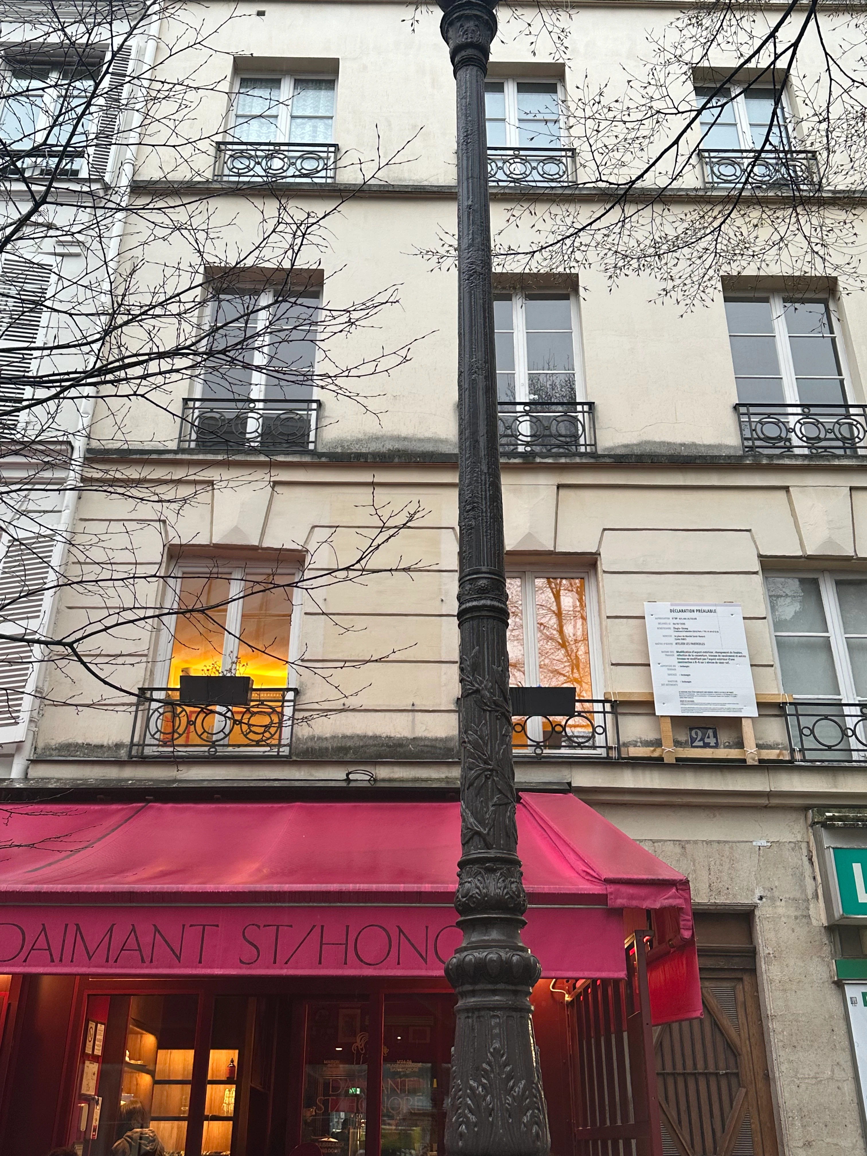 Joueur explorant Paris avec Questo