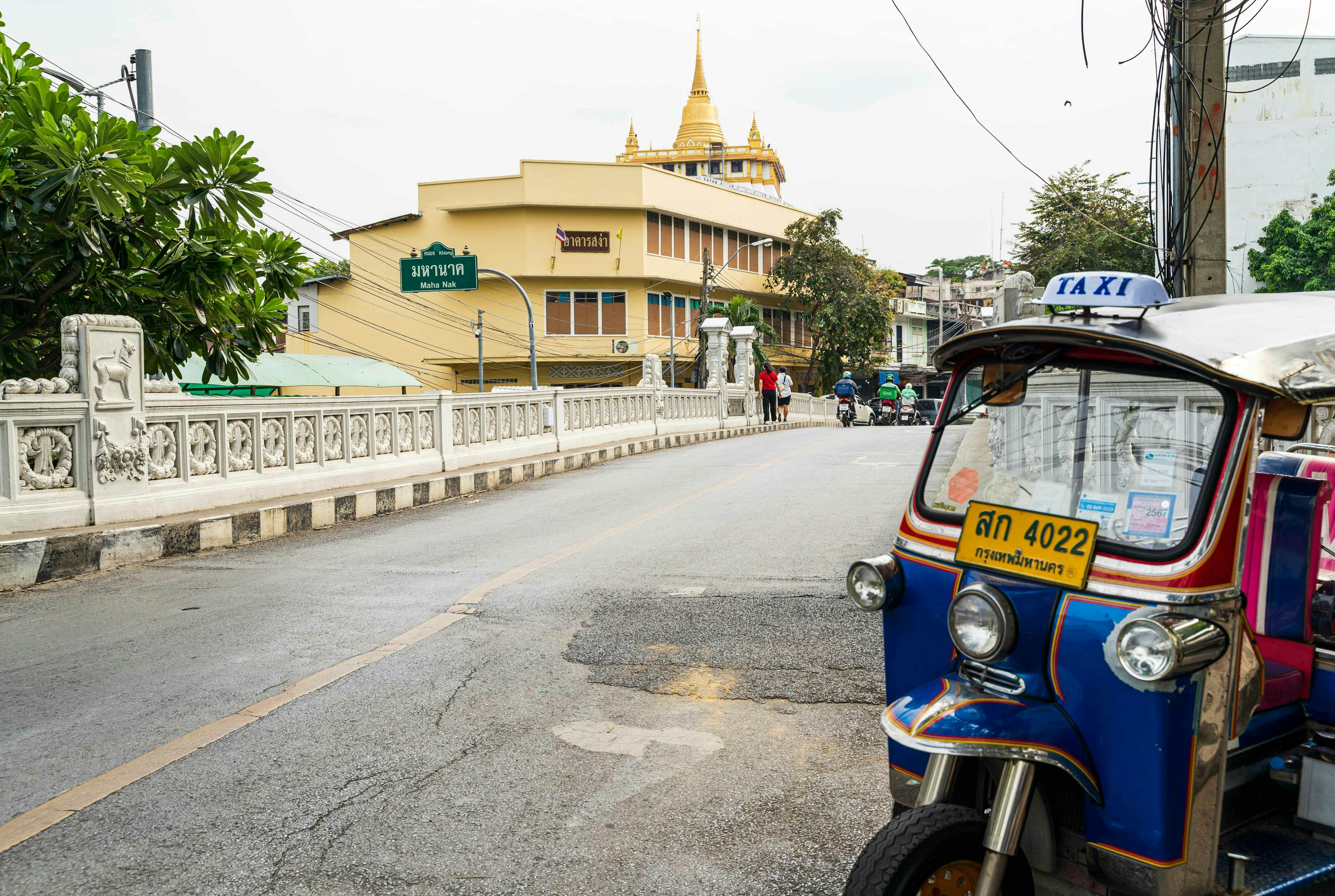 Mahat Thai Uthit bridge