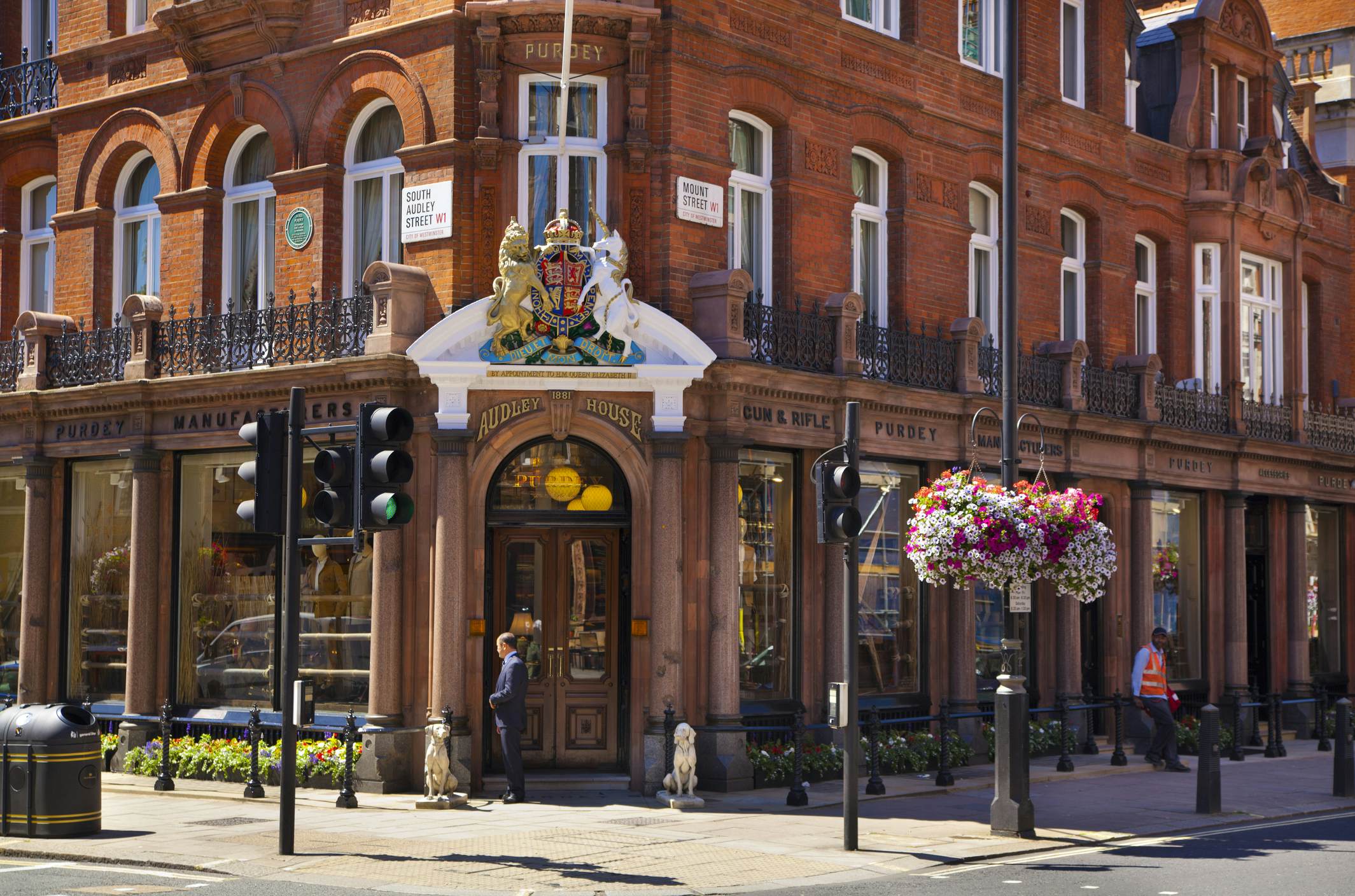 Luxurious Mayfair: Glamour in London image