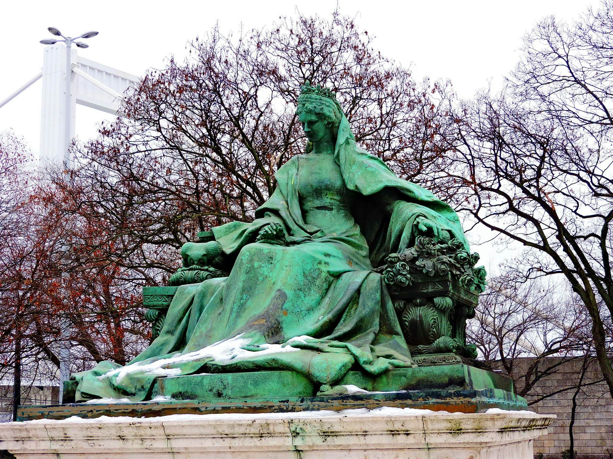 Queen Elisabeth Statue