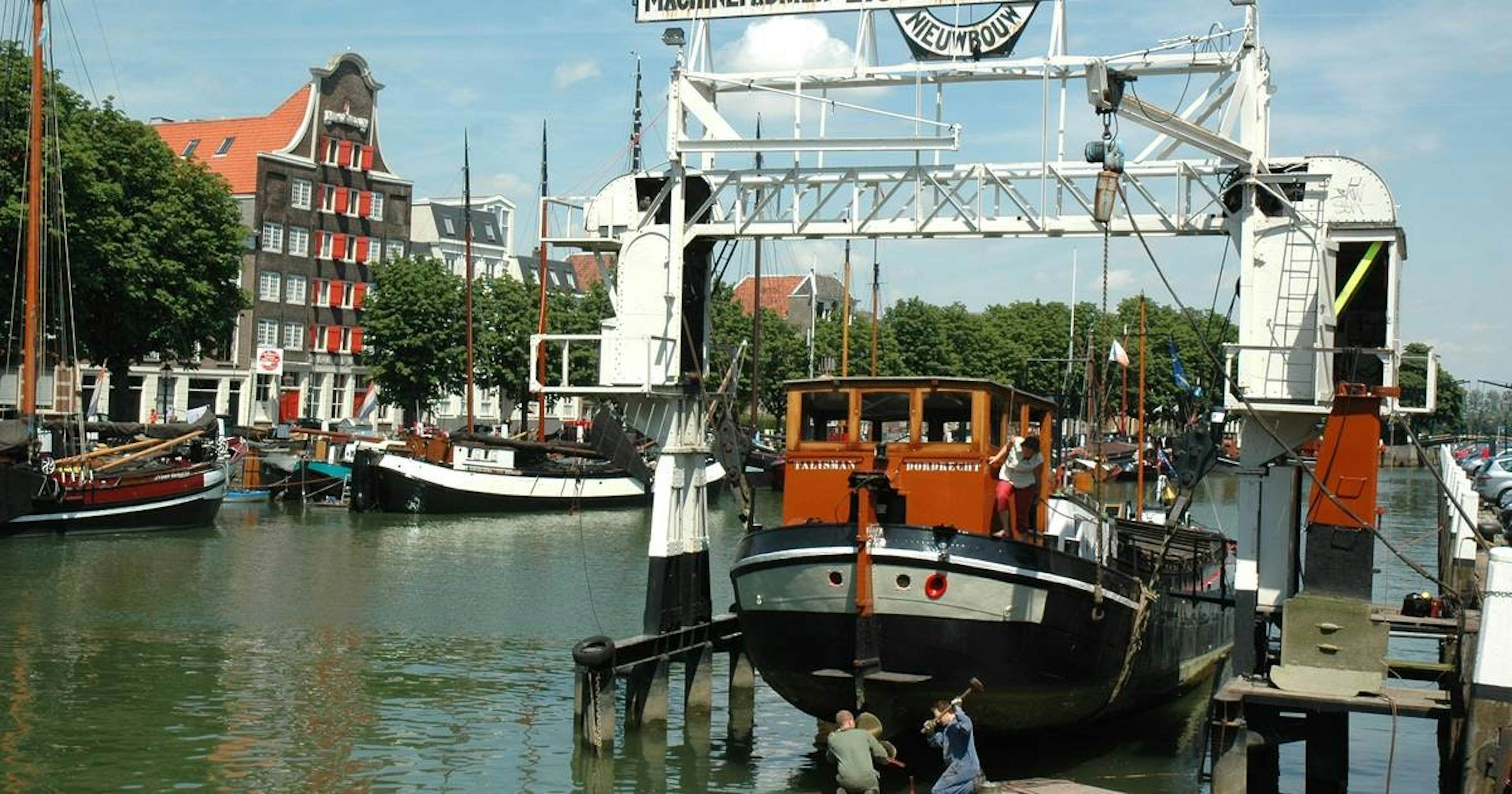  Boat lift & harbour